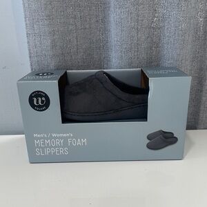 Wayland Square Women's grey Memory Foam Slippers. Men/women. Size 7-8. NWT.